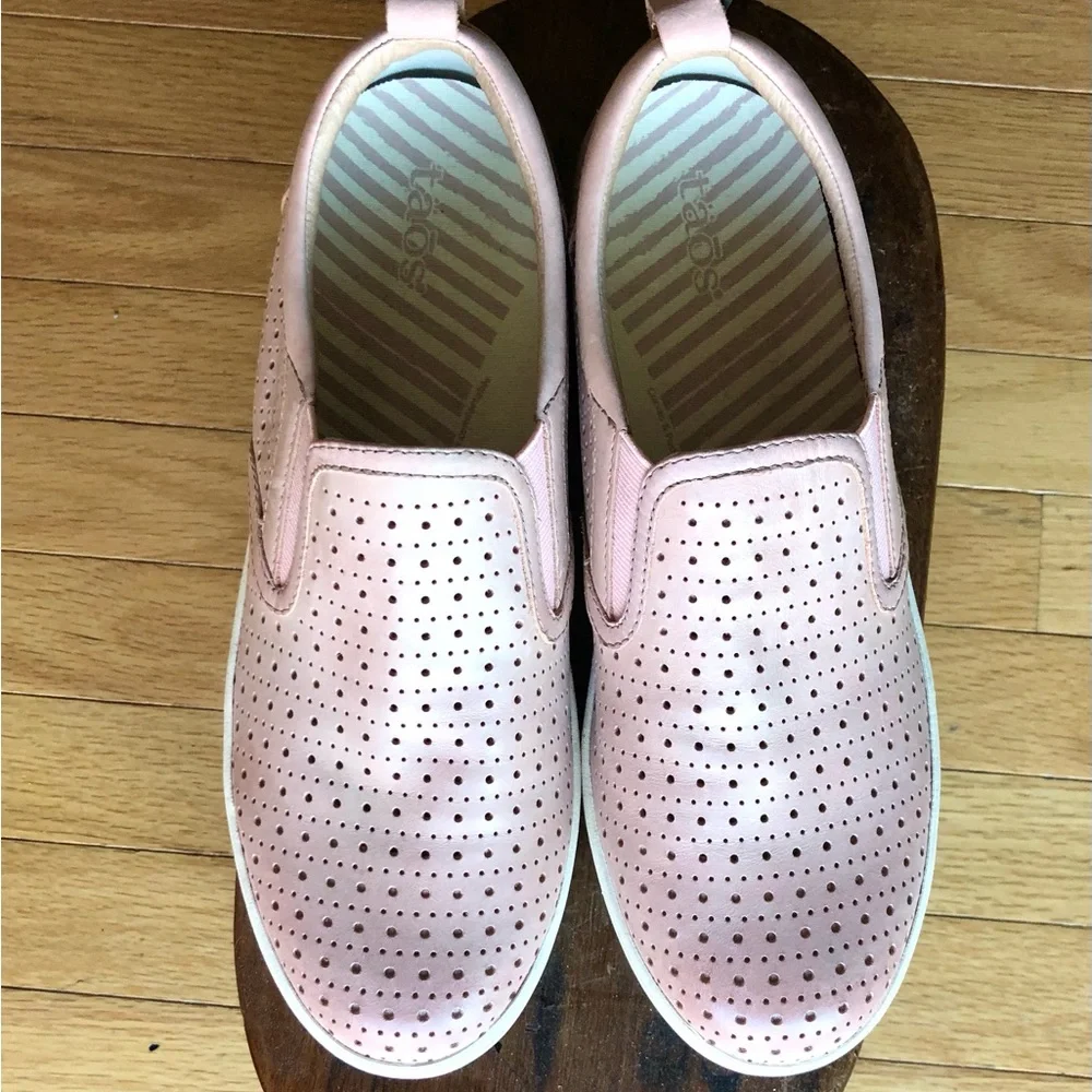 Taos COURT Perforated leather Comfort Sneakers Shoes Size 9.5 PINK - Picture 1 of 12